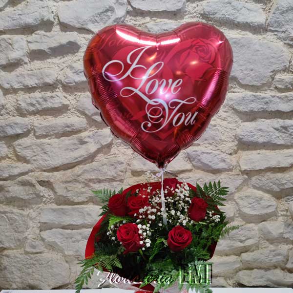 Ramo de 6 rosas con globo corazón metalizado con helio