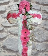 Cruz de Claveles y flores variadas