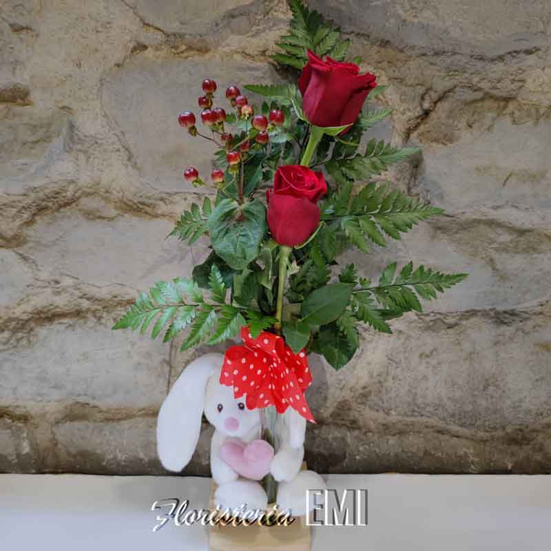 Conejito de peluche en base de madera con 2 rosas.