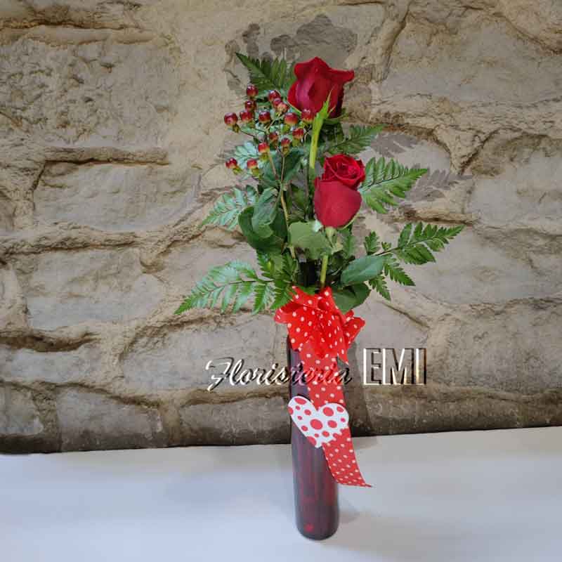 Jarrito de cristal en color rojo con pick corazón y con 2 rosas