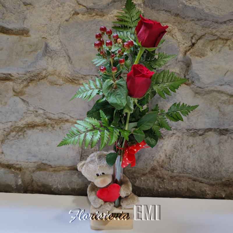 Osito de peluche en base de madera con 2 rosas.